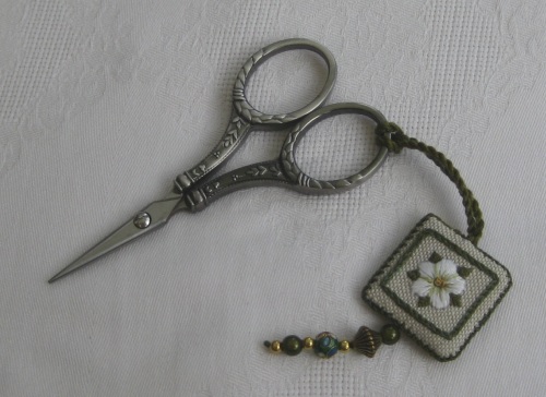 Embroidery scissors with scissor fob