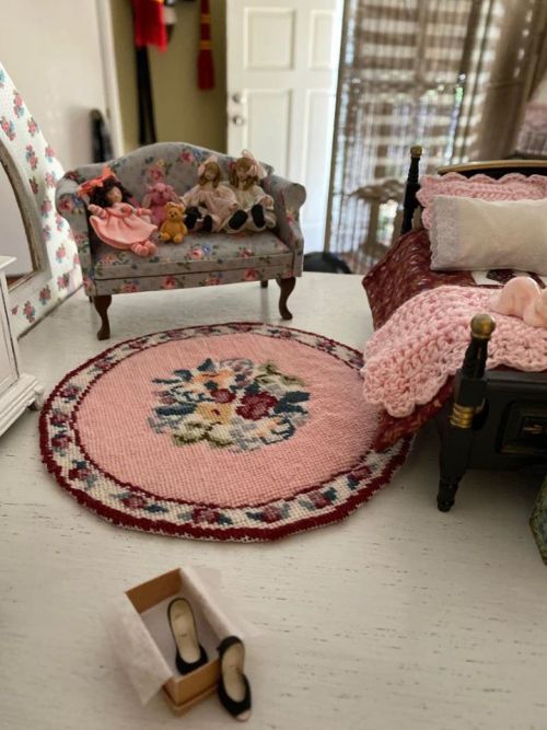Dollhouse needlepoint rug kit Bella round embroidery